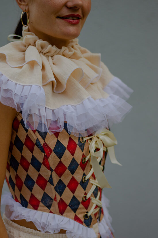Beige ruffled neck collar